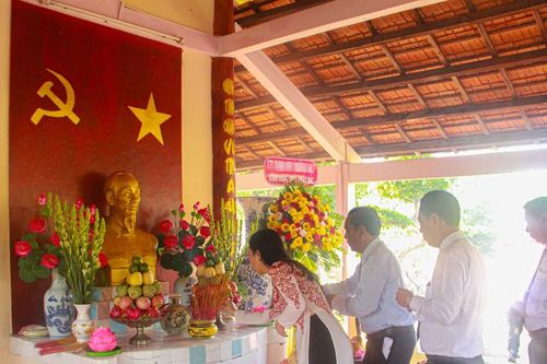 Dâng hương tưởng nhớ Bác Hồ tại Đền thờ Bác Hồ ở Cù Lao Dung