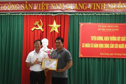 Khen thưởng nam thanh niên cứu 4 người bị đuối nước