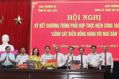 Cảnh sát biển Việt Nam và tỉnh Bạc Liêu ký kết chương trình'Cảnh sát biển đồng hành với ngư dân'