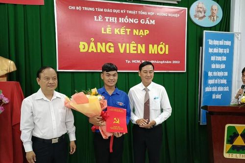 Học sinh đầu tiên của Phân hiệu THPT Lê Thị Hồng Gấm vinh dự đứng vào hàng ngũ Đảng