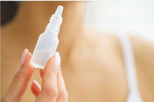 Người phụ nữ gặp họa vì dùng thuốc nhỏ mắt làm mát