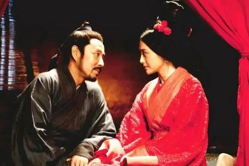 Người nào vừa thấy Lưu Bang liền tiên đoán 'chắc chắn làm hoàng đế'?