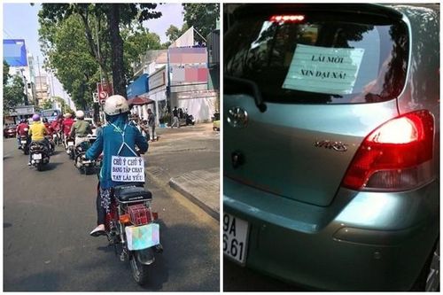 Tập đi xe máy, cô gái treo tấm bảng sau lưng gây chú ý