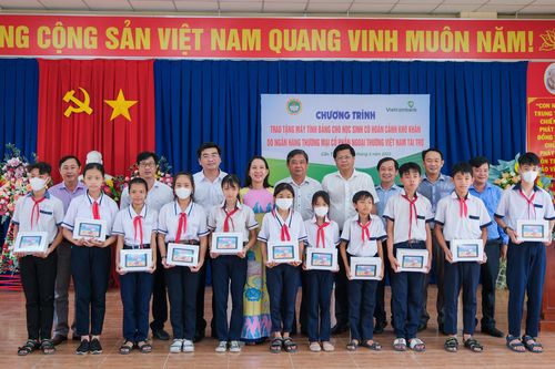 Trao tặng 200 máy tính bảng đến học sinh khó khăn Cần Thơ