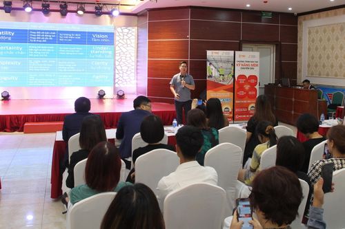 Cha mẹ cần được trang bị kiến thức ứng xử với con tuổi dậy thì