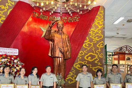 Tân Bình: Chi cục THADS dâng hoa kỷ niệm 133 năm Ngày sinh Chủ tịch Hồ Chí Minh