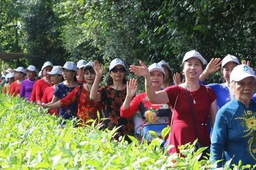 Từng dòng người đi trong thương nhớ...