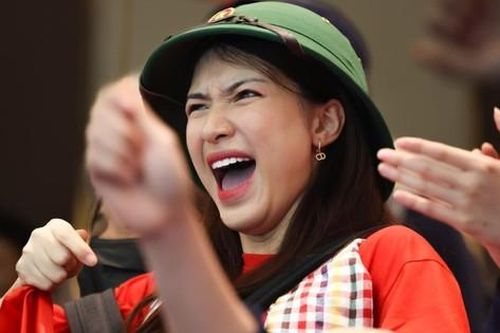 Hòa Minzy lên báo Indonesia vì đội mũ cối cổ vũ Việt Nam ở SEA Games 32