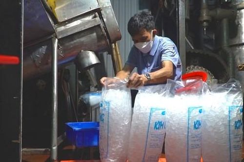 Nắng nóng đỉnh điểm, xưởng đá viên sản xuất 10 tấn đá mỗi ngày vẫn không đủ phục vụ