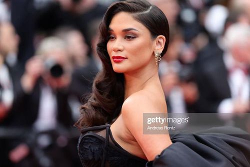 Hoa hậu Hoàn vũ khoe lưng trần ở Cannes sau khi kết hôn bí mật