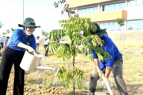 Trồng cây nhớ Bác tại dự án bệnh viện lớn nhất Bình Dương