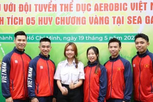 Sinh viên TPHCM giao lưu với đội tuyển aerobic giành trọn bộ 5 HCV SEA Games 32