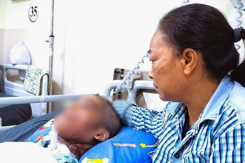 Mẹ chàng trai 20 tuổi mắc ung thư: 'Con đau cũng không thể kêu được nữa'