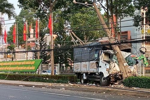 Xe tải tông gãy trụ điện, hơn 8.600 hộ dân mất điện