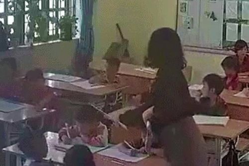 Tạm đình chỉ cô giáo dùng thước đánh vào đầu học sinh lớp 1
