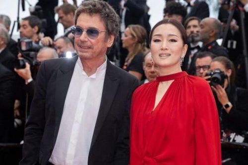 Củng Lợi nắm chặt tay chồng Tây hơn 17 tuổi trên thảm đỏ Cannes