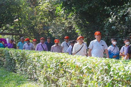 Du khách nối nhau về thăm quê Bác những ngày tháng 5