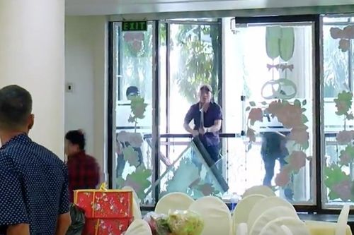 Truy bắt nhóm người cầm hung khí xông vào đập phá đám cưới ở TP.HCM