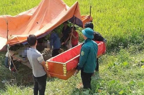 Người đàn ông bị máy gặt lúa đè tử vong