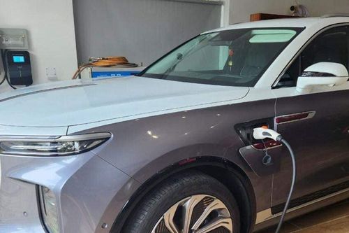 Xe điện Trung Quốc Hongqi E-HS9 lăn bánh 5.000 km bán lỗ 1 tỷ đồng