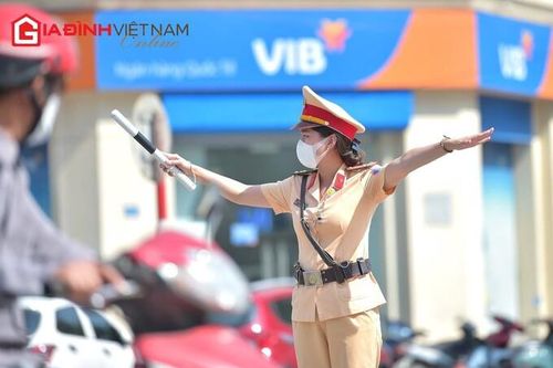 CSGT TP. Vinh, Nghệ An phơi mình dưới 'chảo lửa' bám chốt làm nhiệm vụ