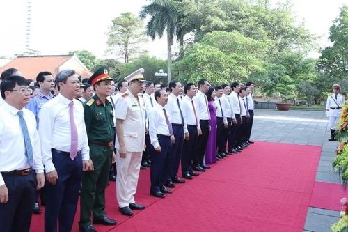 Đoàn đại biểu tỉnh Thanh Hóa dâng hương tưởng nhớ Chủ tịch Hồ Chí Minh