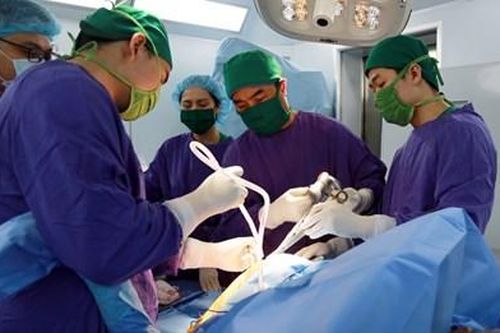 Hiếm gặp, thay khớp háng nhân tạo cho cụ bà 107 tuổi