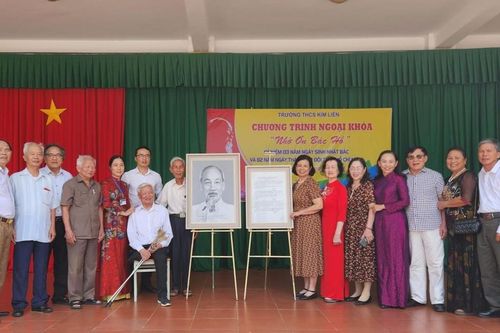 Người thầy giáo già và câu chuyện đi tìm 'hình' của Bác