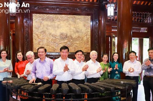 Tỉnh Bình Phước trao tặng Khu Di tích Kim Liên tiêu bản Đàn đá Lộc Hòa - bảo vật quốc gia