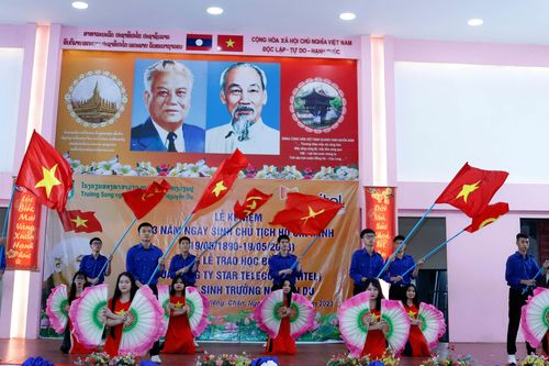Thầy trò Trường Song ngữ Lào-Việt Nam Nguyễn Du kỷ niệm ngày SN Bác