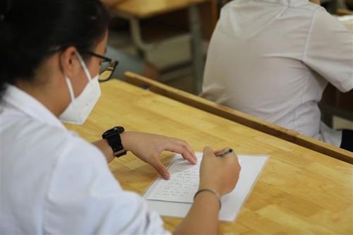 Phạt trường học 'nhầm lịch' làm 20.000 học sinh phải thi lại môn Toán