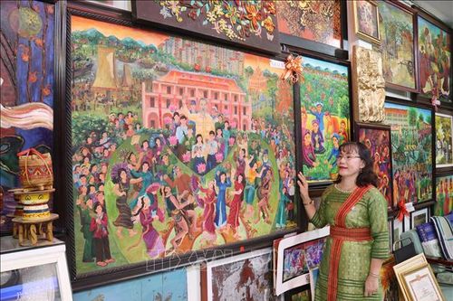 Nữ họa sĩ người Chăm có nhiều sáng tác về học tập, làm theo gương Bác