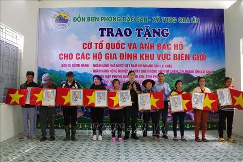Tặng cờ Tổ quốc và ảnh Bác Hồ cho người dân vùng biên giới