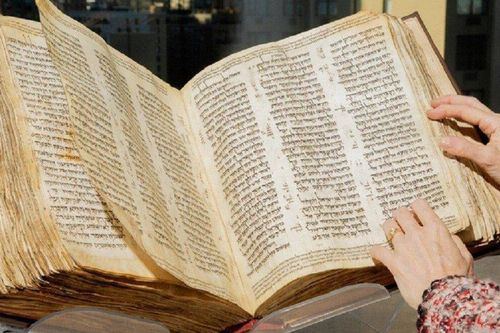 Bộ Kinh thánh Do Thái được bán với giá 894 tỷ đồng có gì đặc biệt?