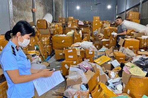 Phá kho hàng lậu hơn 1 tỷ đồng bán trên sàn thương mại điện tử