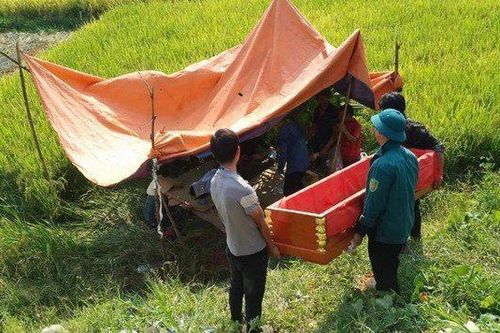 Nghệ An: Lật máy gặt lúa, chủ phương tiện tử vong tại chỗ