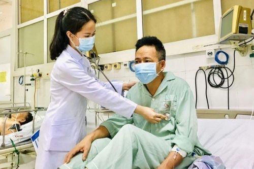 Người đàn ông bị bỏng họng sau khi uống nhầm hóa chất tẩy rửa sàn