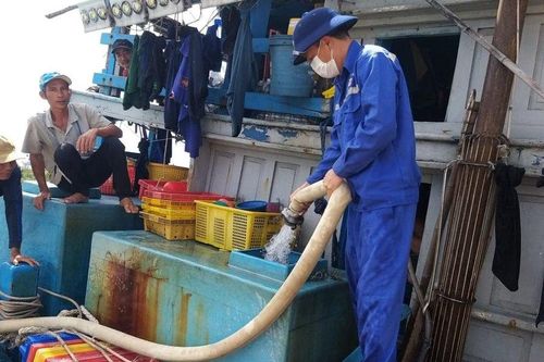 Hải đoàn 129 hỗ trợ nhiều tàu cá hoạt động trên biển Trường Sa