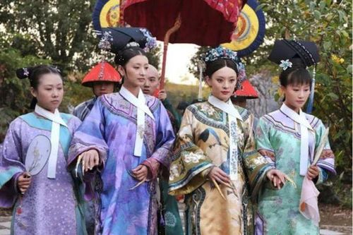 Tại sao trên cổ các phi tần nhà Thanh luôn đeo một dải lụa màu trắng?