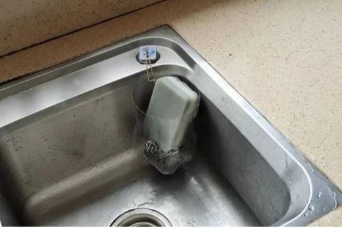 Đặt chai nhựa vào bồn rửa bát: Lợi ích tuyệt vời, biết công dụng nhà nhà muốn học theo