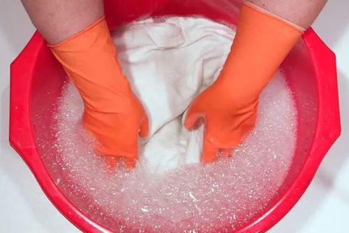 Quần áo trắng bị mốc li ti giặt xà phòng không sạch, đem ngâm với thứ này trắng tinh như mới
