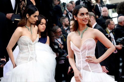 Hoa hậu Thế giới 2017 nhăn nhó 'khệ nệ' chiếc váy công chúa lên thảm đỏ Cannes