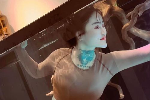 Hotgirl TikTok 'nhún nhẩy' trong bể cá gây 'hoang mang' cộng đồng mạng là ai?