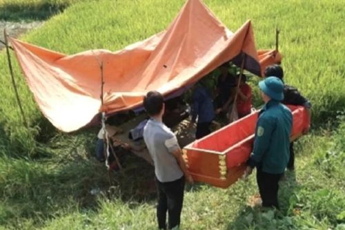 Máy gặt lúa bị lật bất ngờ, đè người đàn ông tử vong