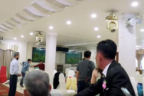 TPHCM: 2 nhóm người hỗn chiến trong tiệc cưới, cô dâu chú rể cùng khách tháo chạy tán loạn