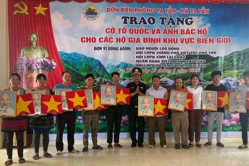 Lai Châu: Trao hơn 6.000 cờ Tổ quốc và ảnh Bác Hồ cho đồng bào khu vực biên giới
