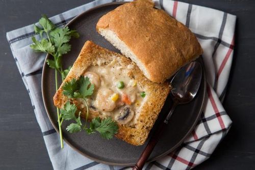 'Bánh mì quan tài': Món ăn nghe tên đã sợ, du khách vẫn nườm nượp tìm đến