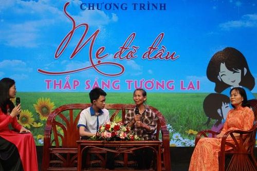 'Từ ngày có mẹ đỡ đầu, cháu đã bớt tự ti'