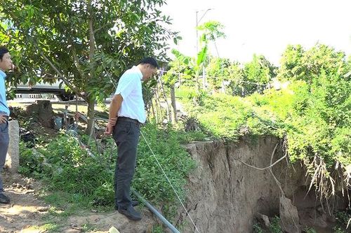 Sạt lở bờ sông Bình Di, xã Khánh Bình