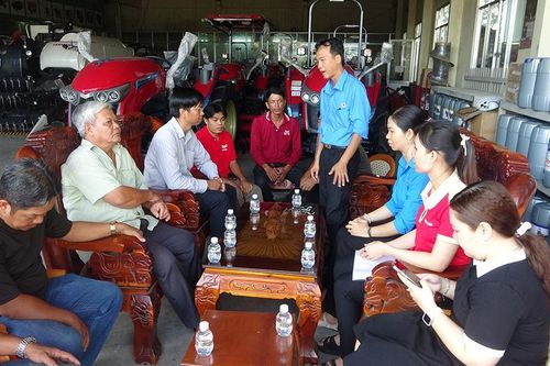 Liên đoàn Lao động huyện Tri Tôn tặng quà cho 78 công nhân lao động
